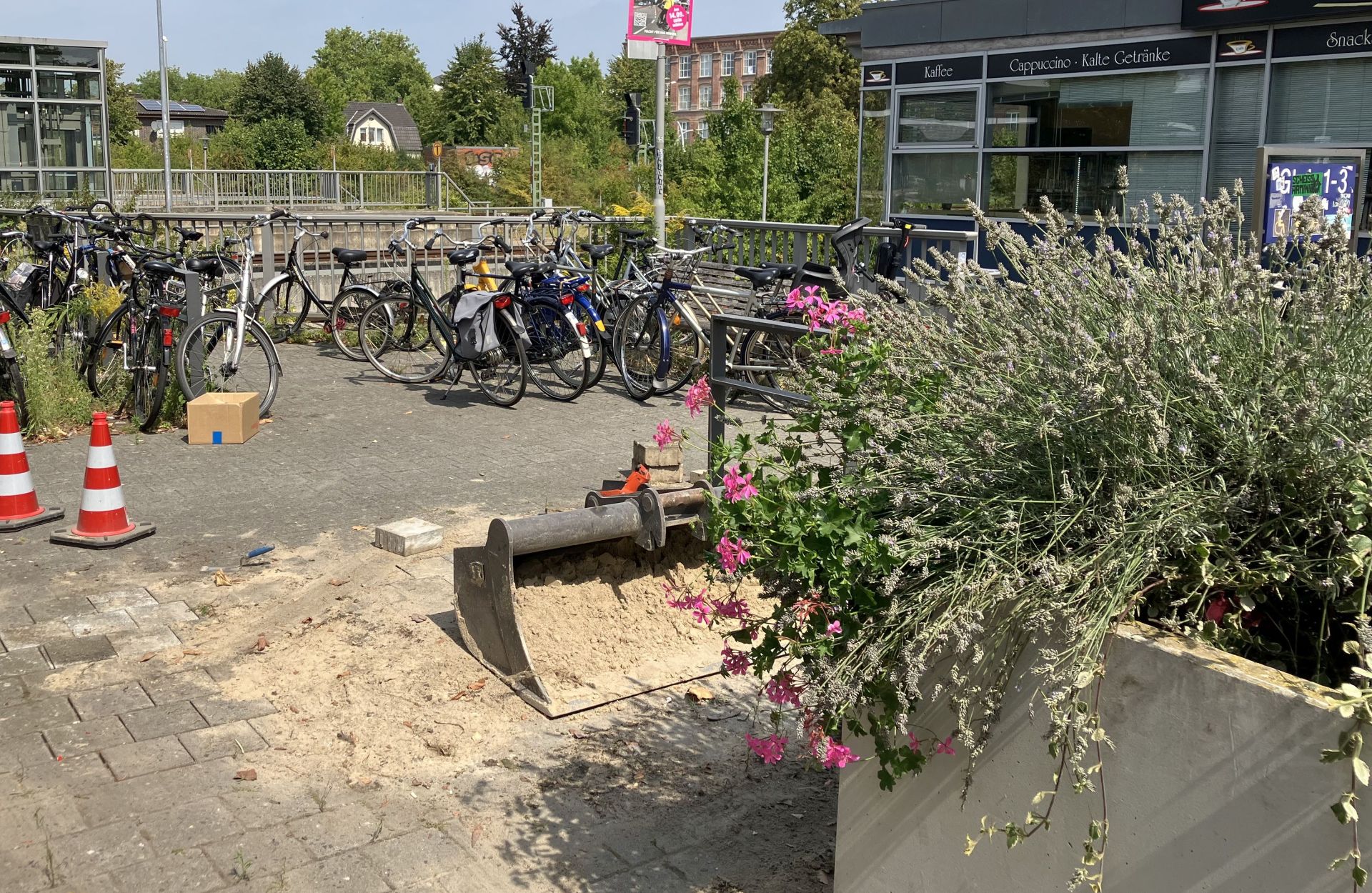 Blick auf die Baustelle am Bahnhof mit der Treppenanlage im Hintergrund