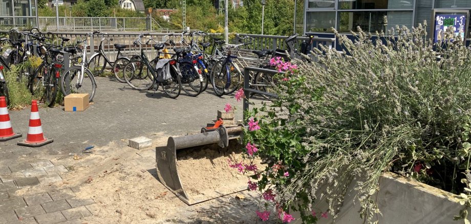 Blick auf die Baustelle am Bahnhof mit der Treppenanlage im Hintergrund