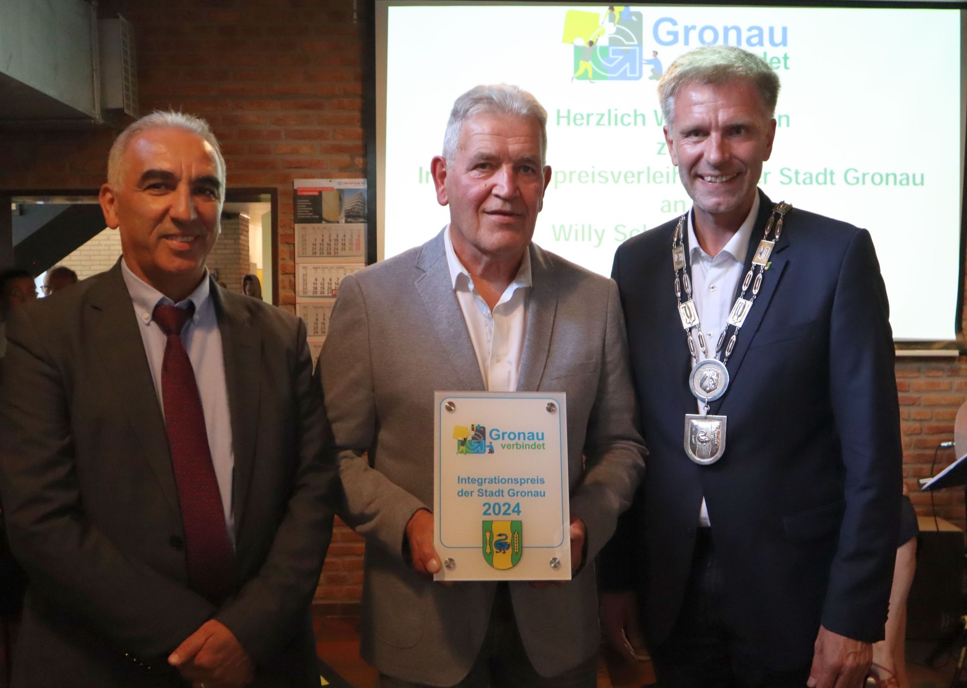 Bürgermeister Rainer Doetkotte, Preisträger Willy Schulze Wilmert und Ibrahim Savci (Vorsitzender Integrationsrat) bei der Verleihung des Integrationspreises