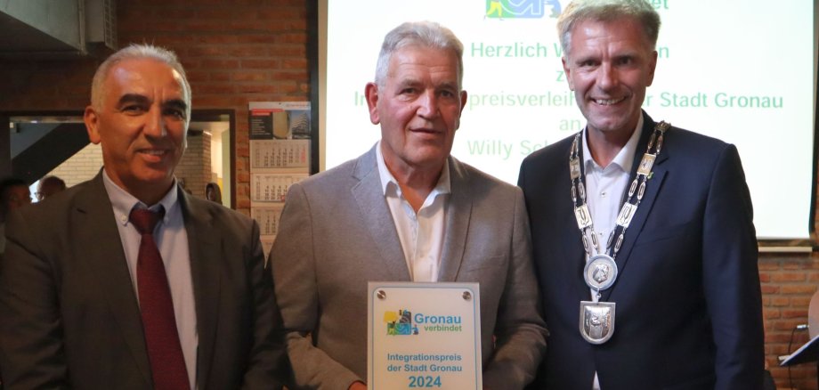Bürgermeister Rainer Doetkotte, Preisträger Willy Schulze Wilmert und Ibrahim Savci (Vorsitzender Integrationsrat) bei der Verleihung des Integrationspreises