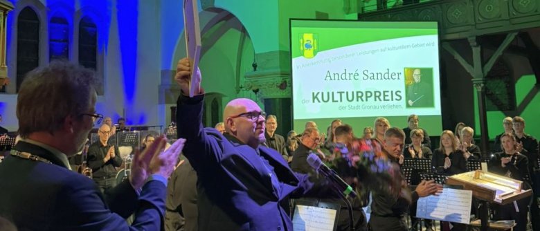André Sander hält seinen Kulturpreis der Stadt Gronau in die Luft André Sander hält seinen Kulturpreis der Stadt Gronau in die Luft