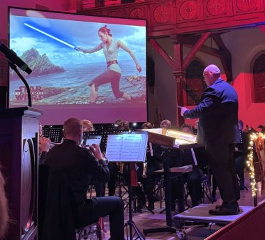 Dirigent André Sander leitet das Orchester