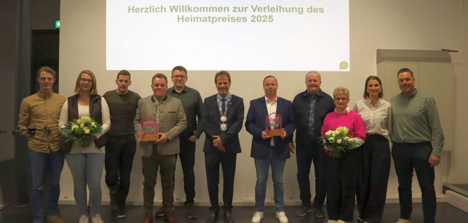 Gruppenfoto der Preisträger:innen zusammen mit Bürgermeister von Borczyskowski