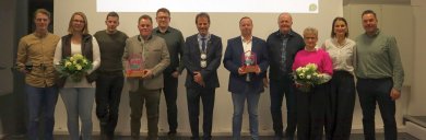 Gruppenfoto der Preisträger:innen zusammen mit Bürgermeister von Borczyskowski