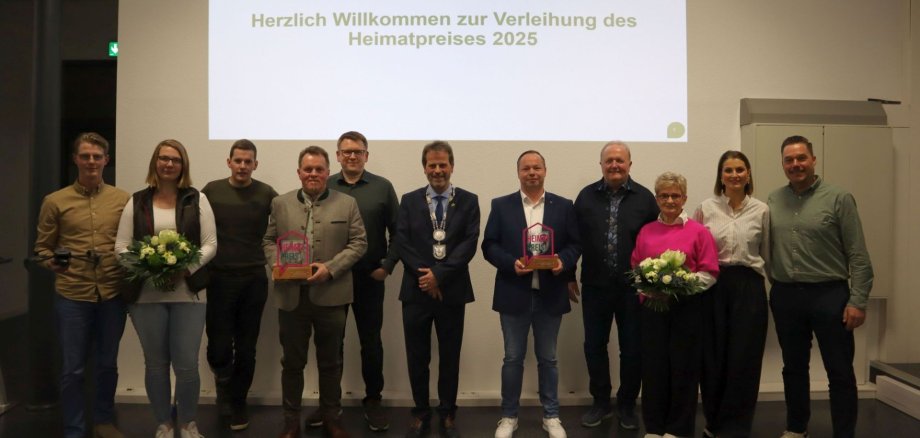 Gruppenfoto der Preisträger:innen zusammen mit Bürgermeister von Borczyskowski