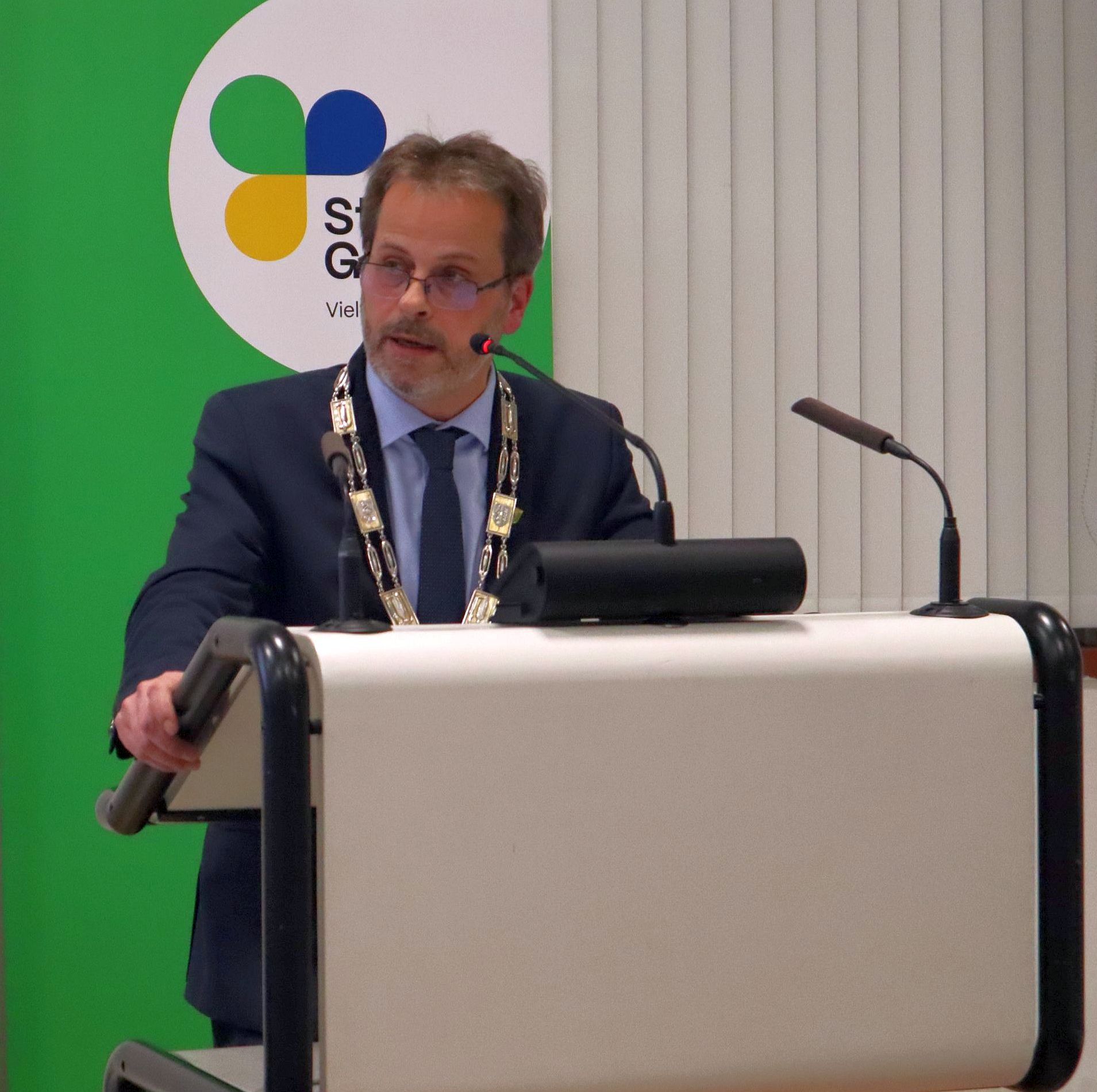 Bürgermeister Jörg von Borczyskowski mit der Bürgermeister-Kette am Rednerpult 