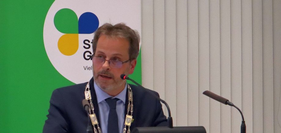 Bürgermeister Jörg von Borczyskowski mit der Bürgermeister-Kette am Rednerpult 