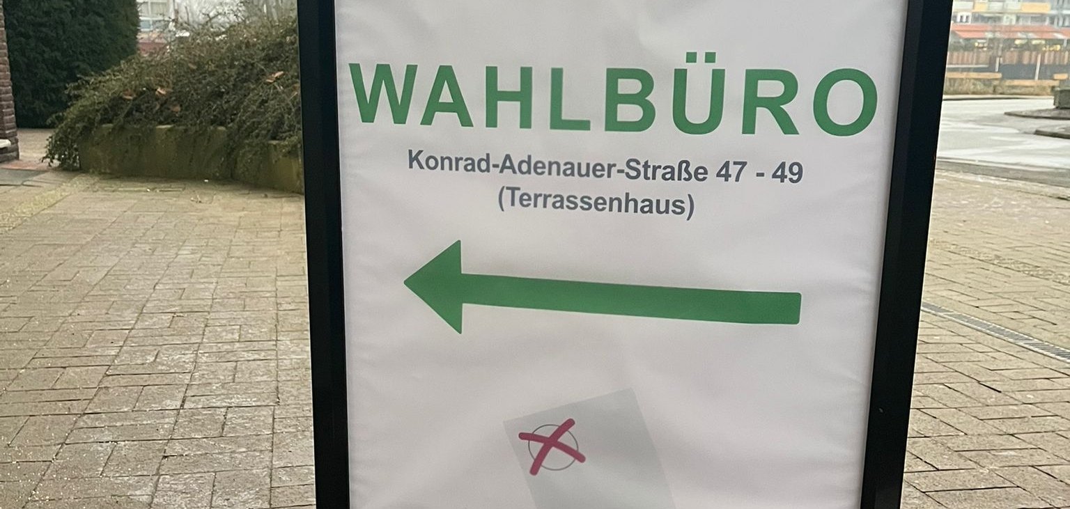 Schild mit der Aufschrift "Wahlbüro" an der Konrad-Adenauer-Straße 47-49.