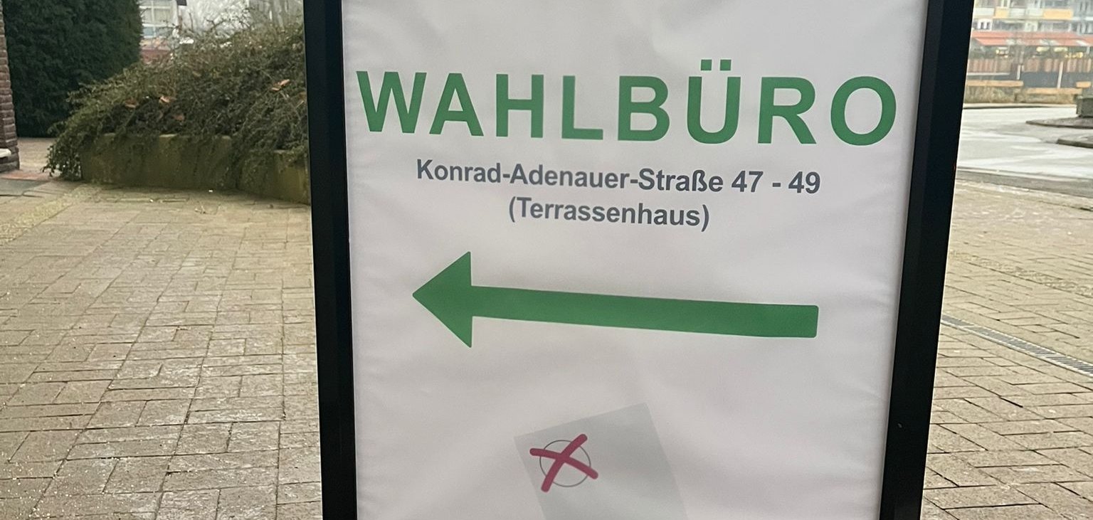 Schild mit der Aufschrift "Wahlbüro" an der Konrad-Adenauer-Straße 47-49.