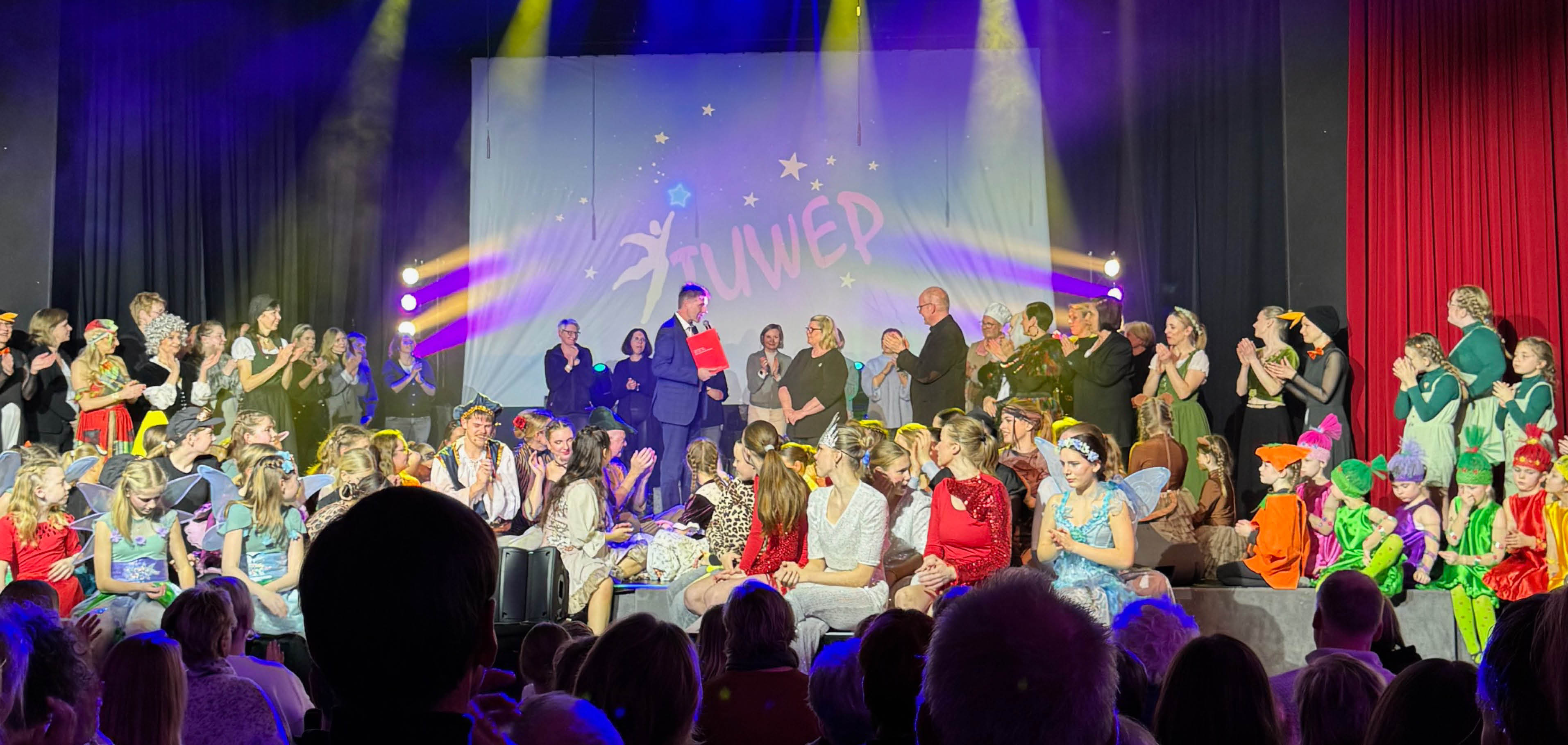 Gemeinsam mit Bürgermeister Rainer Doetkotte überreicht Stefan Nadicksbernd, Regionalleiter der Sparkasse Westmünsterland, dies Auszeichnung an die Leiterin der Tanzabteilung TUWEP, Monika Grüber.