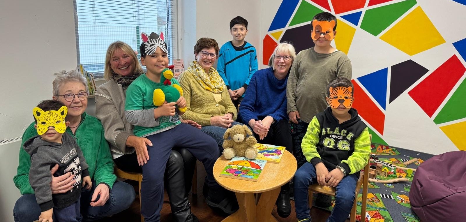 Die Einweihung des Aufenthaltsraums mit der Initiative "Omas gegen Rechts Gronau".