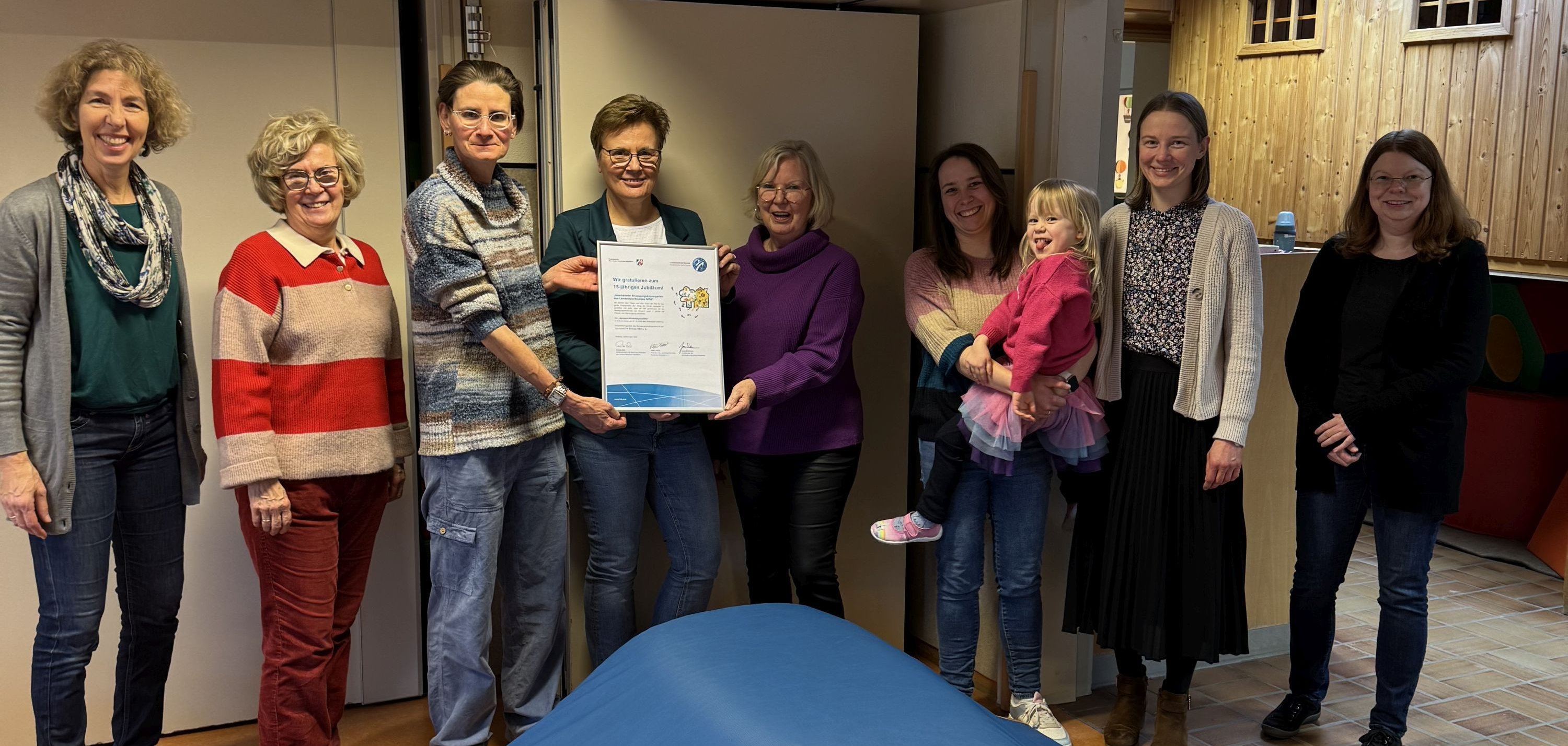 Susanne Jansmann, Vertreterin des Kreissportbundes Borken, überreicht die Urkunde an die Kita-Leiterin Nadine Jaeger.