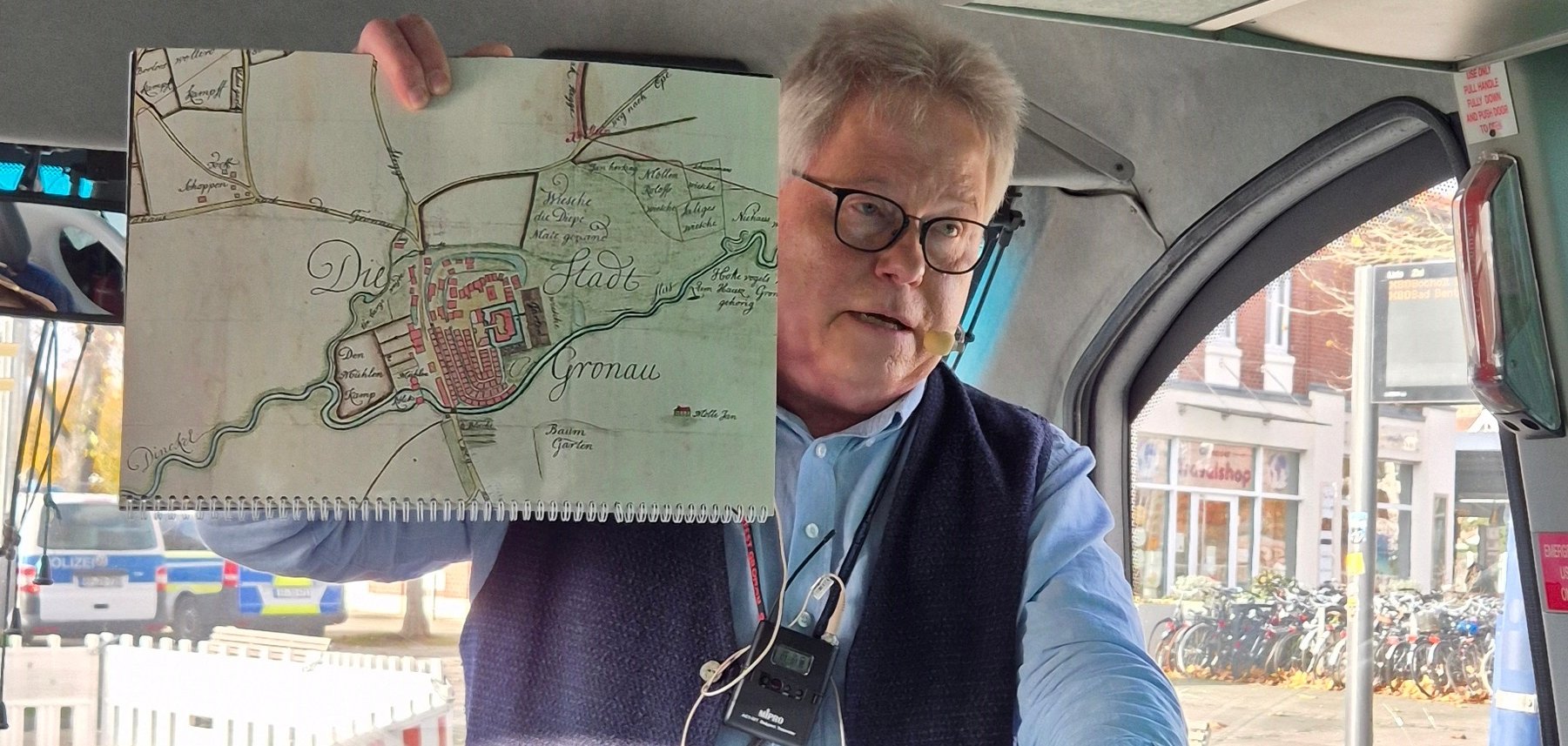 Stadtführer Klaus Wiedau während der Stadtrundfahrt