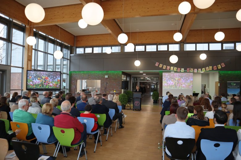 Blick in die Mensa der Euregio-Gesamtschule mit den Gästen zur Einweihung