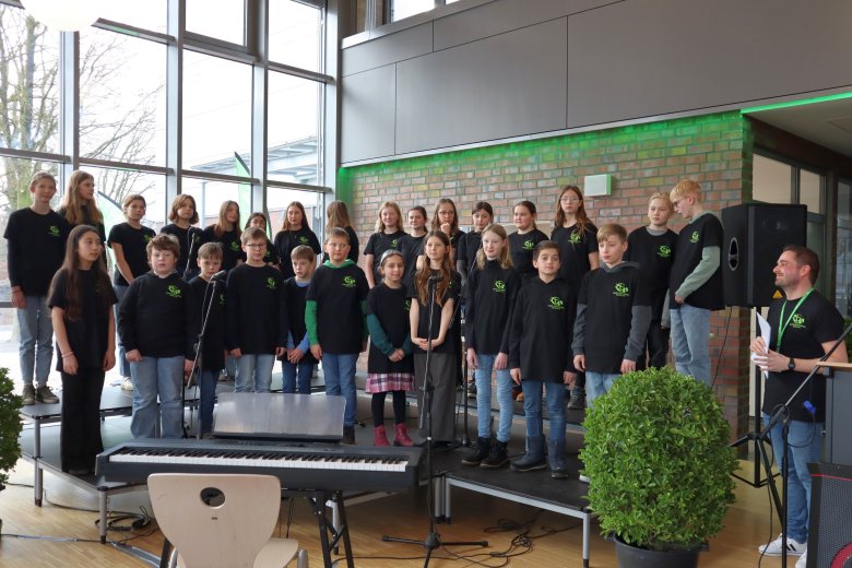 Der Schulchor der Euregio-Gesamtschule steht auf einer Bühne