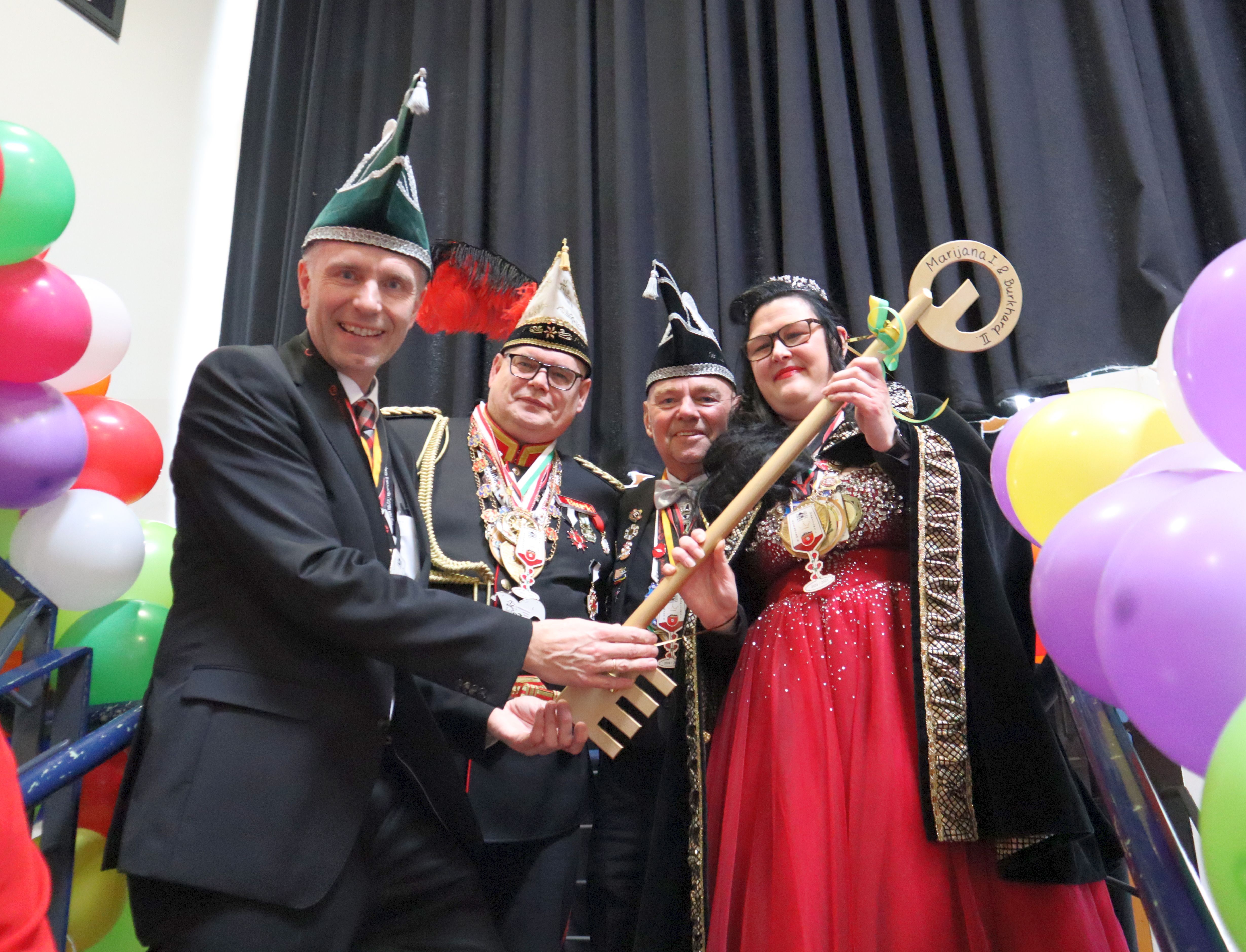 Bürgermeister Doetkotte überreicht symbolisch den Rathausschlüssel an die Stadtprinzessin Marijana I.