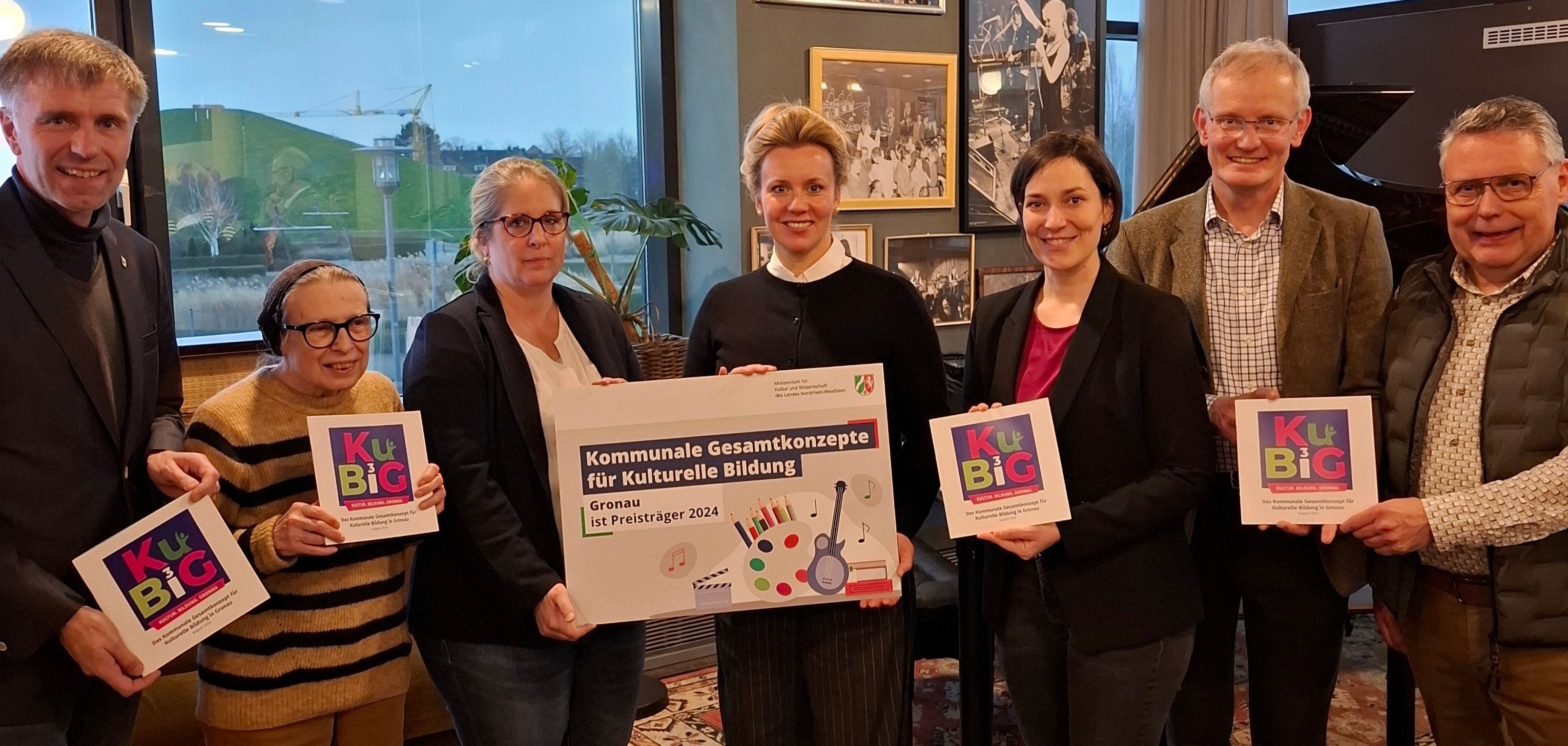 Ina Brandes, Ministerin für Kultur und Wissenschaft des Landes NRW überreicht den Förderbescheid "Kulturelle Bildung" an die Stadt Gronau.