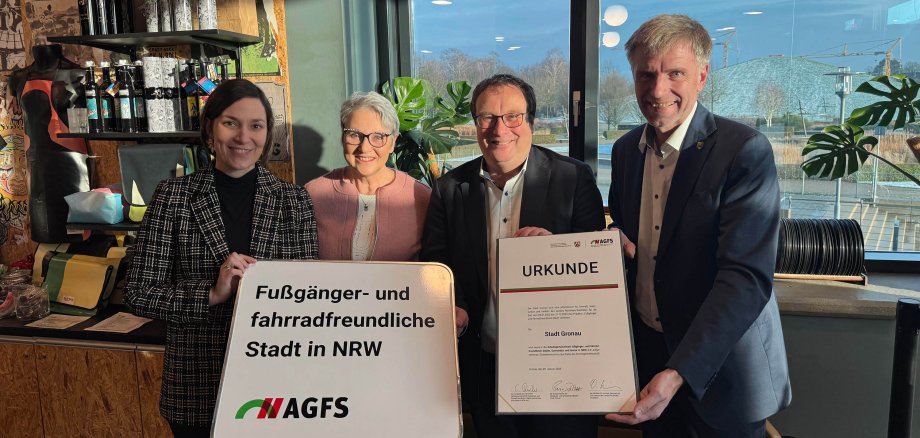 Landtagsabgeordnete Heike Wermer, AGFS Vorstand Christine Fuchs, Bügermeister Rainer Doetkotte und Minister für Umwelt, Naturschutz und Verkehr Oliver Krischer.