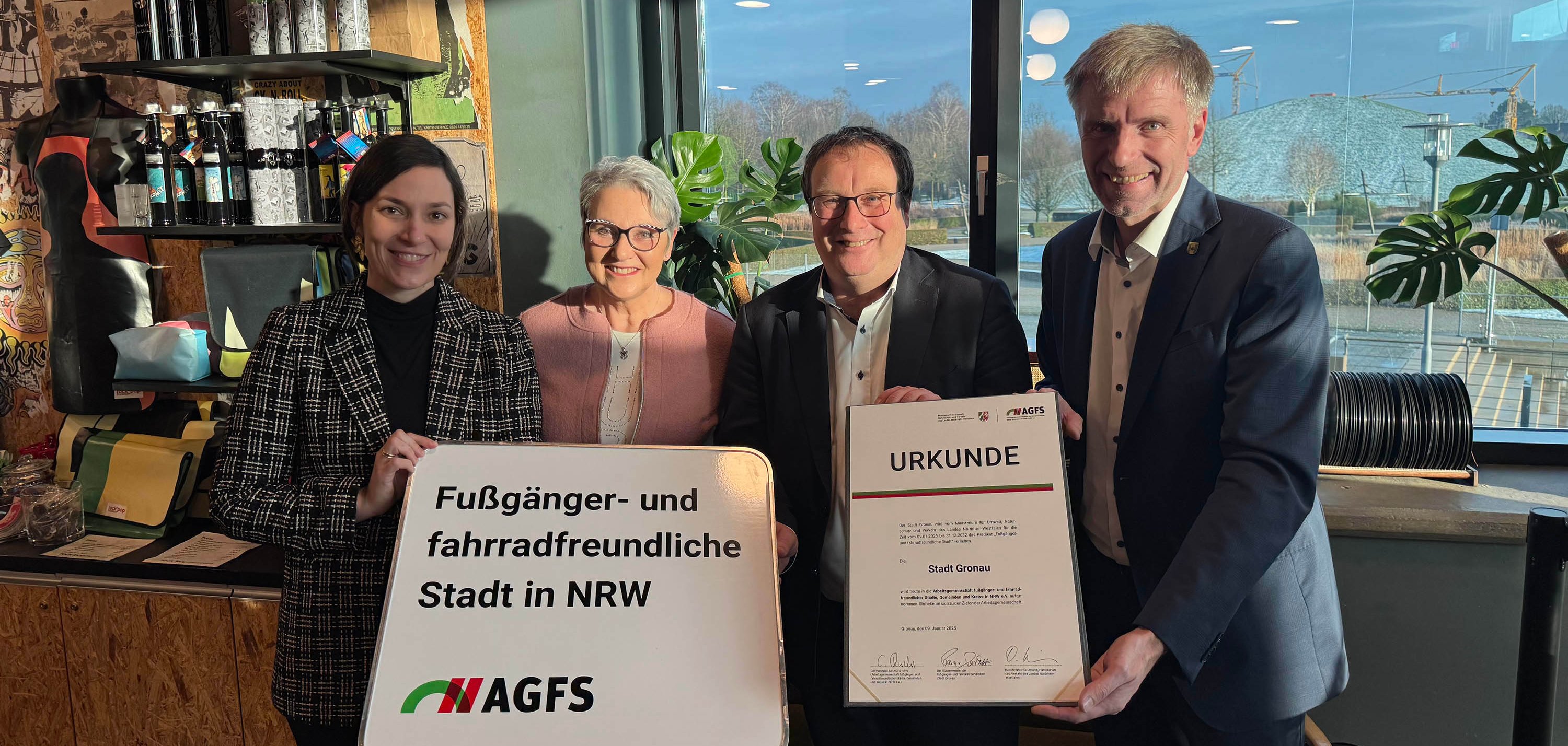Landtagsabgeordnete Heike Wermer, AGFS Vorstand Christine Fuchs, Bügermeister Rainer Doetkotte und Minister für Umwelt, Naturschutz und Verkehr Oliver Krischer.