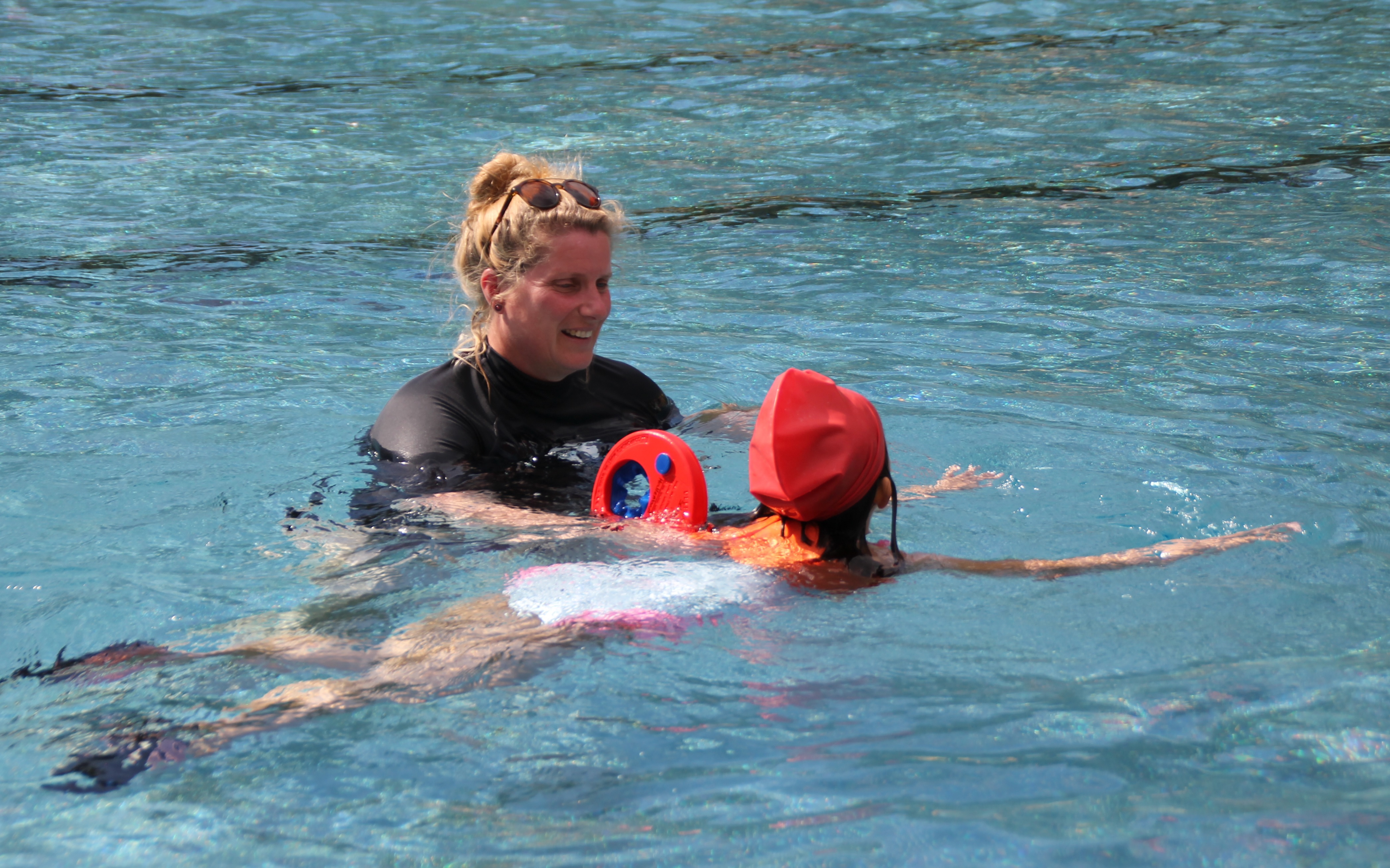 Ein Kind lernt Schwimmen im Hallenbad Gronau.