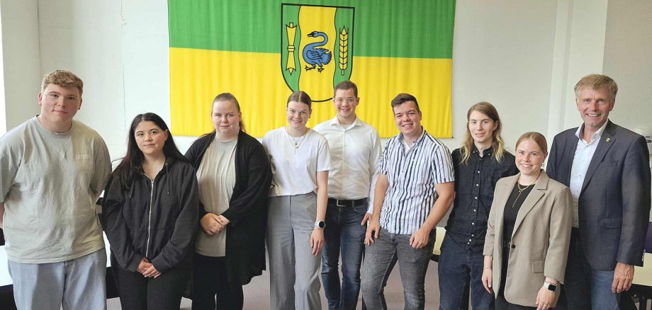 Bürgermeister Rainer Doetkotte, die kommissarische Ausbildungsleiterin Ina Köllen (v.l.) und André Kottig vom Personalrat (Mitte) gratulierten jetzt den erfolgreichen Auszubildenden der Stadt Gronau: Wilming, Rümeysa Paustian, Larissa Werges, Stine Hombeck (v.l.) sowie Nico Falkenberg (6. v.l.) und Jannick Seifert (7. v.l.).
