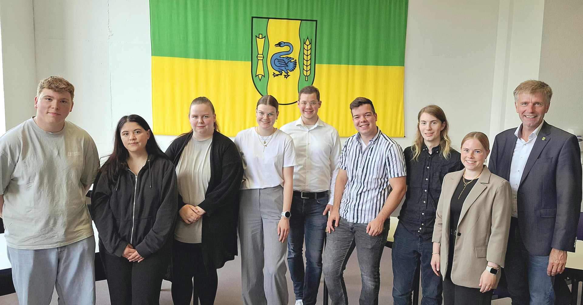 Bürgermeister Rainer Doetkotte, die kommissarische Ausbildungsleiterin Ina Köllen (v.l.) und André Kottig vom Personalrat (Mitte) gratulierten jetzt den erfolgreichen Auszubildenden der Stadt Gronau: Wilming, Rümeysa Paustian, Larissa Werges, Stine Hombeck (v.l.) sowie Nico Falkenberg (6. v.l.) und Jannick Seifert (7. v.l.).