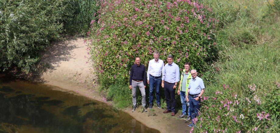 Blick auf eine Gruppe, die an der Dinkel steht