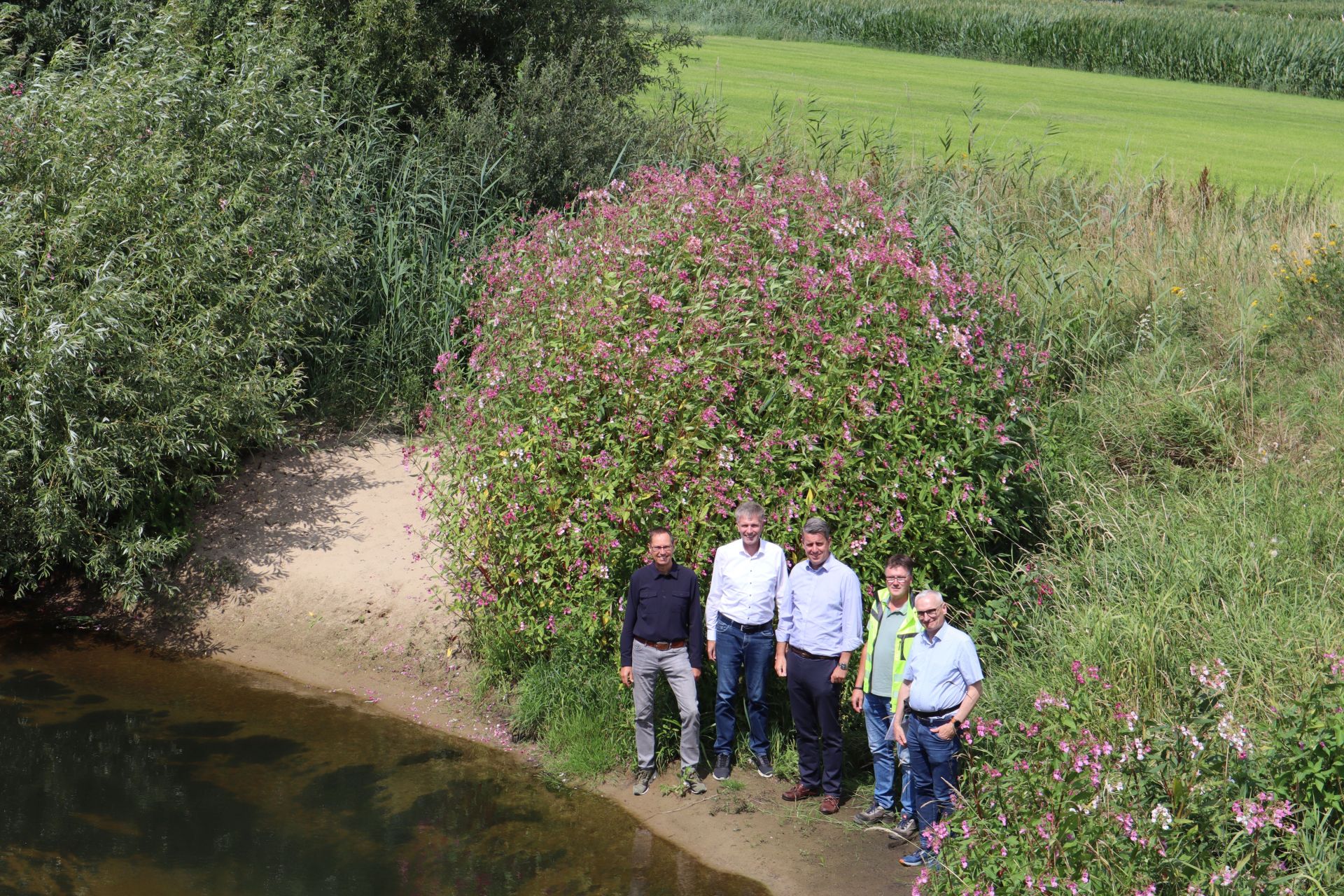 Blick auf eine Gruppe, die an der Dinkel steht