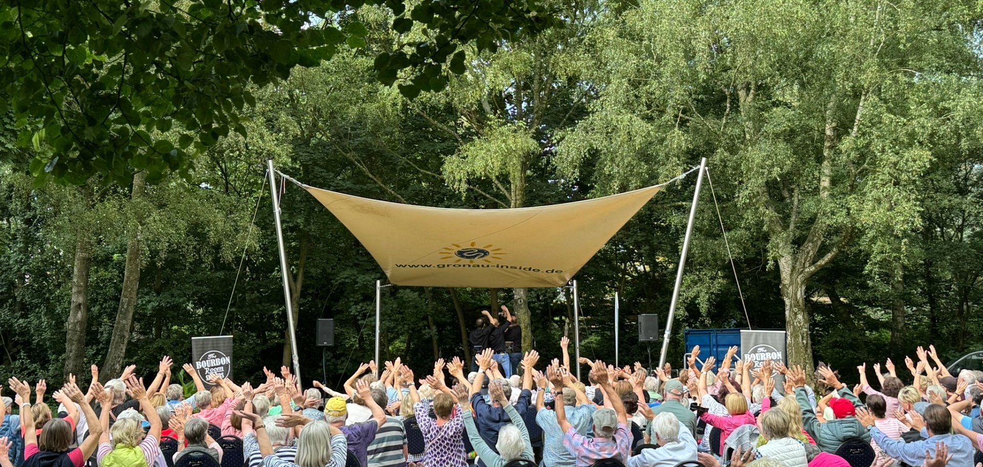 Feiernde Menschen vor der Waldbühne in Gronau