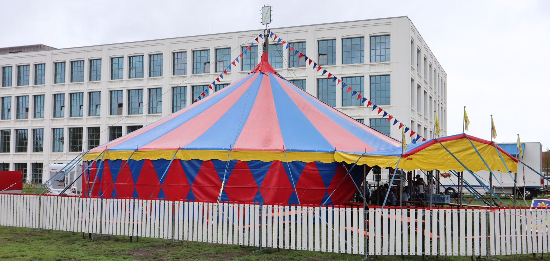 Zirkuszelt Merlin vor der Weißen Dame