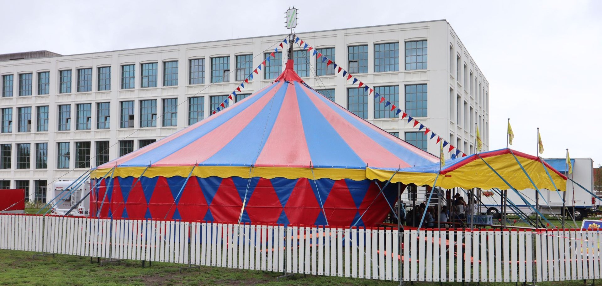 Außenansicht vom Zirkus Merlin.