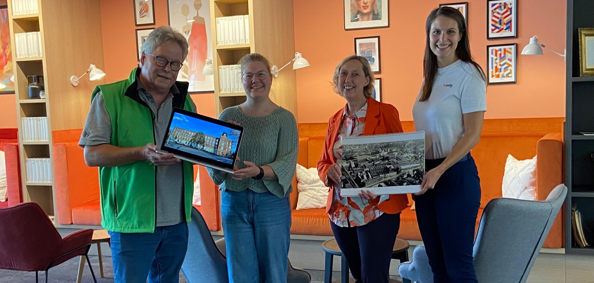 Ein zweiter Termin für eine V. l.: Klaus Wiedau (Stadtführer), Anne Holters (Stadt- und Tourismusmarketing Gronau), Anne Terglane-Fuhrer (VHS Gronau) und Christina Kainz (Lively)