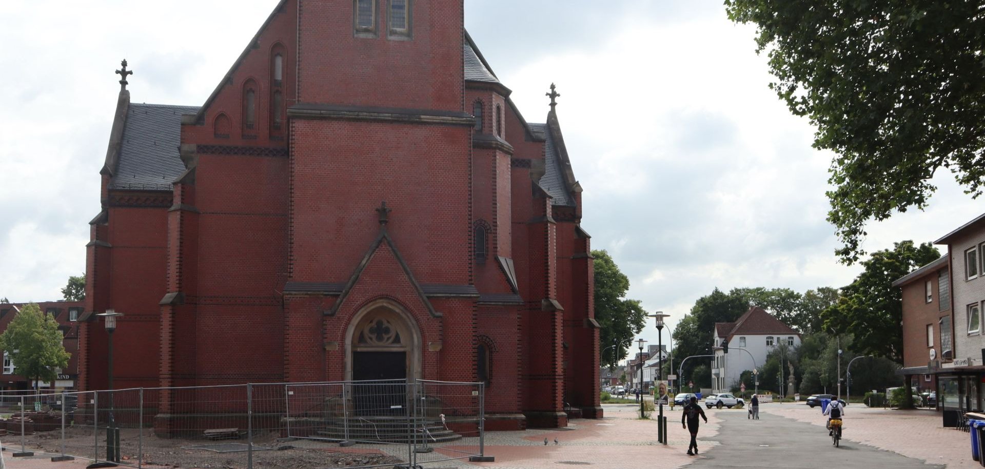 Evangelische Stadtkirche, im Hintergrund die Ampelanlage an der Ochtruper Straße