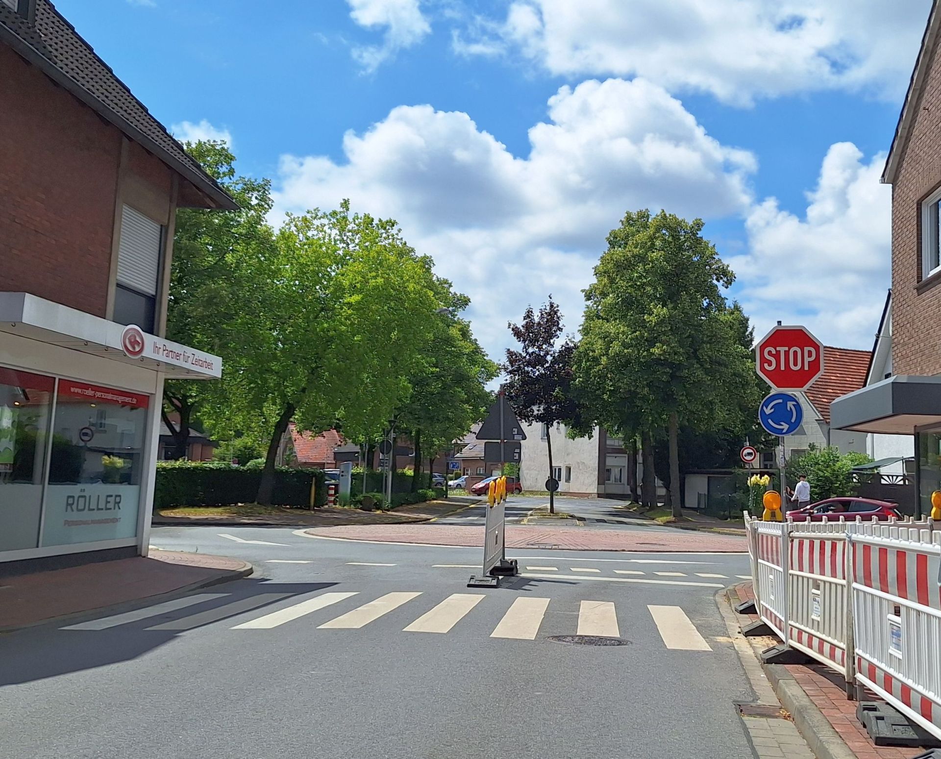 Blick auf den Kreisverkehr von der Agathastraße aus