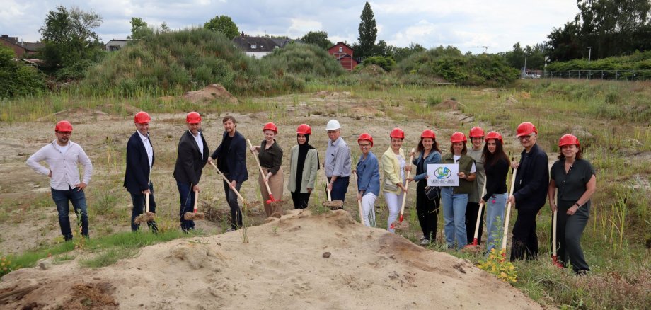 Eine große Gruppe mit roten Helmen auf der Baustelle an der Marschallstraße