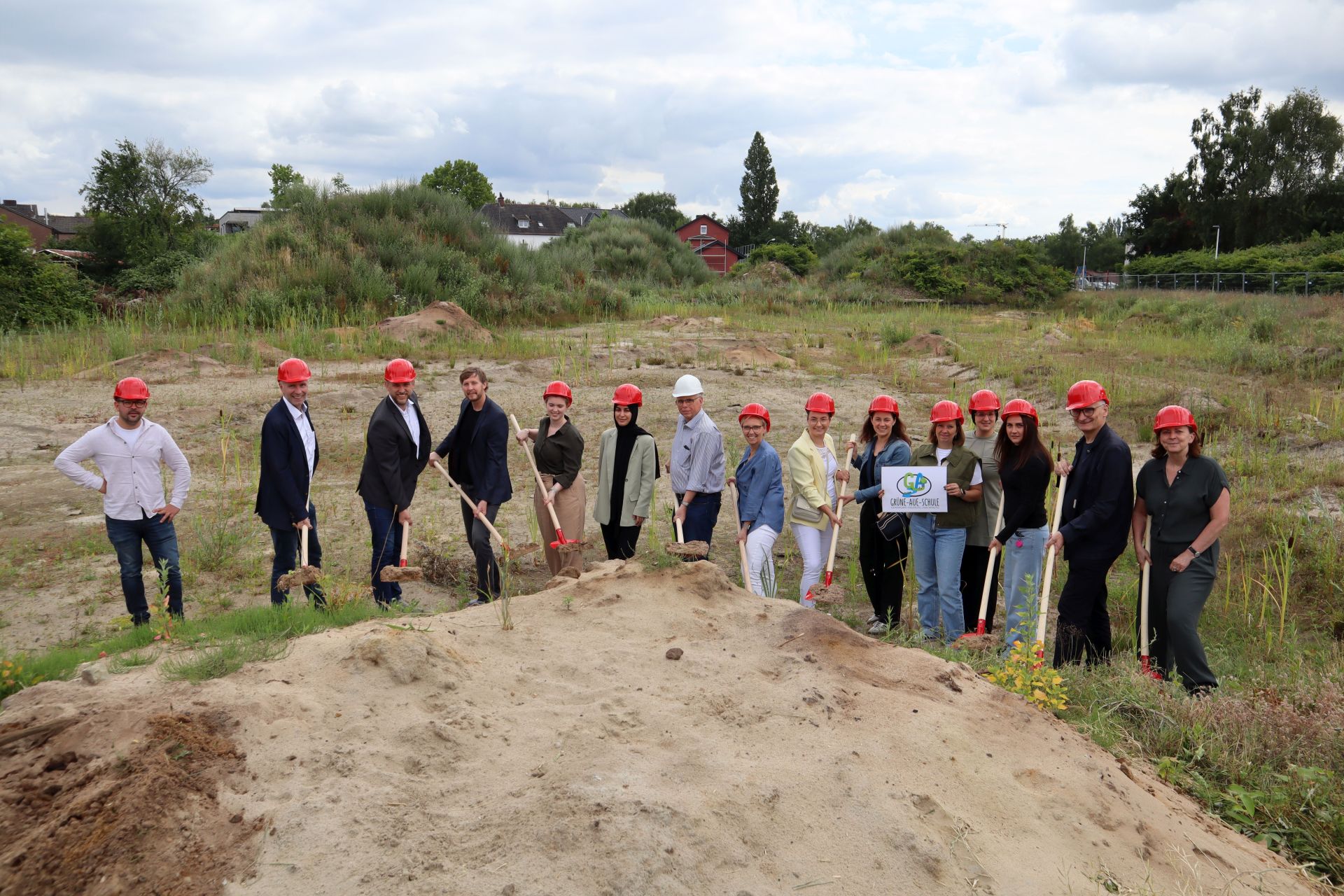 Eine große Gruppe mit roten Helmen auf der Baustelle an der Marschallstraße
