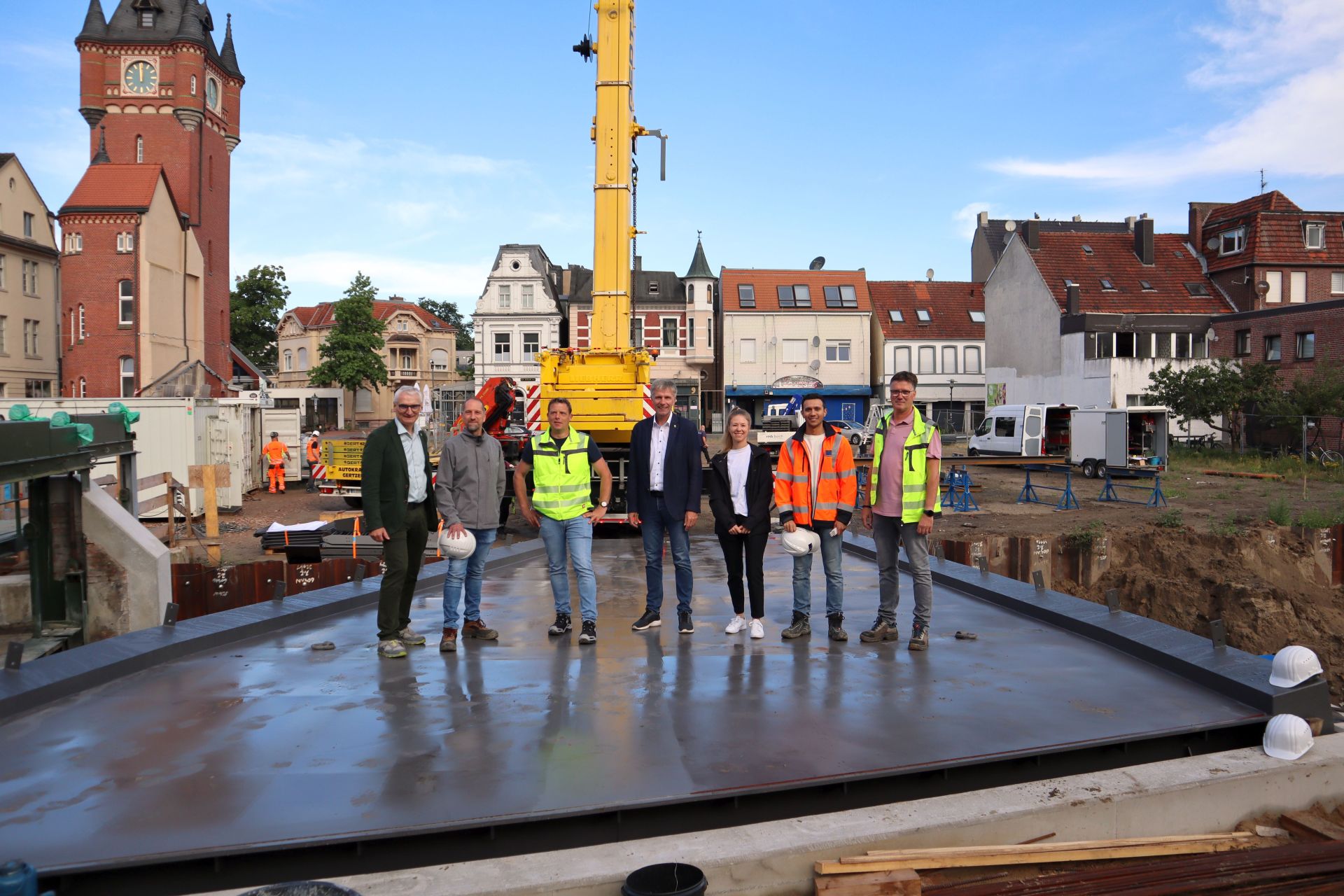 Gruppe auf der neuen Dinkelbrücke an der Baustelle zum Historischen Rathaus