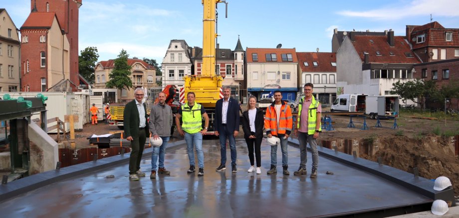 Gruppe auf der neuen Dinkelbrücke an der Baustelle zum Historischen Rathaus