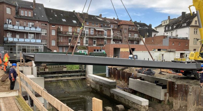 Die neue Dinkelbrücke wird mit einem Kran abgesenkt