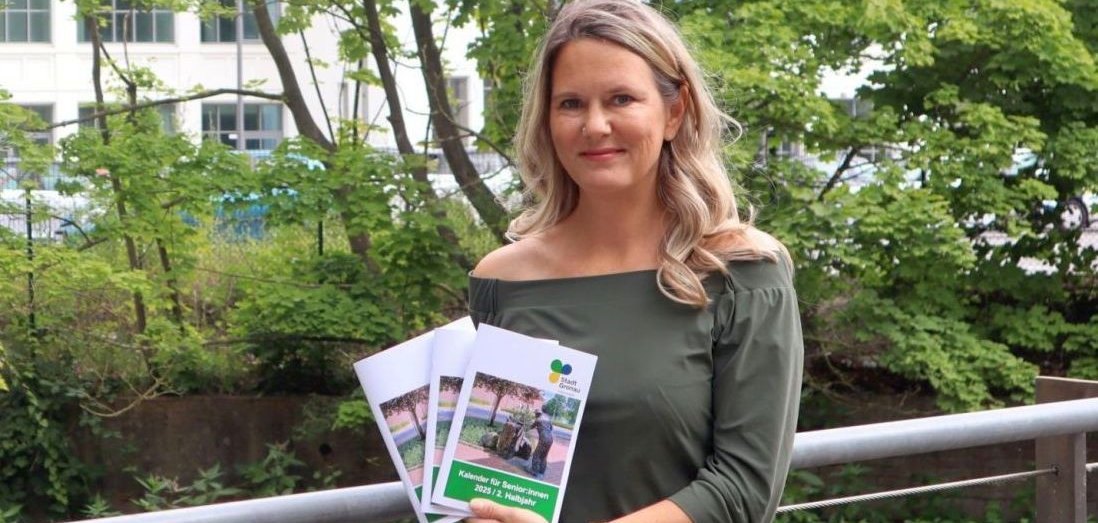 Altenhilfe-Koordinatorin Katrin von Trümbach präsentiert den neuen Seniorenkalender