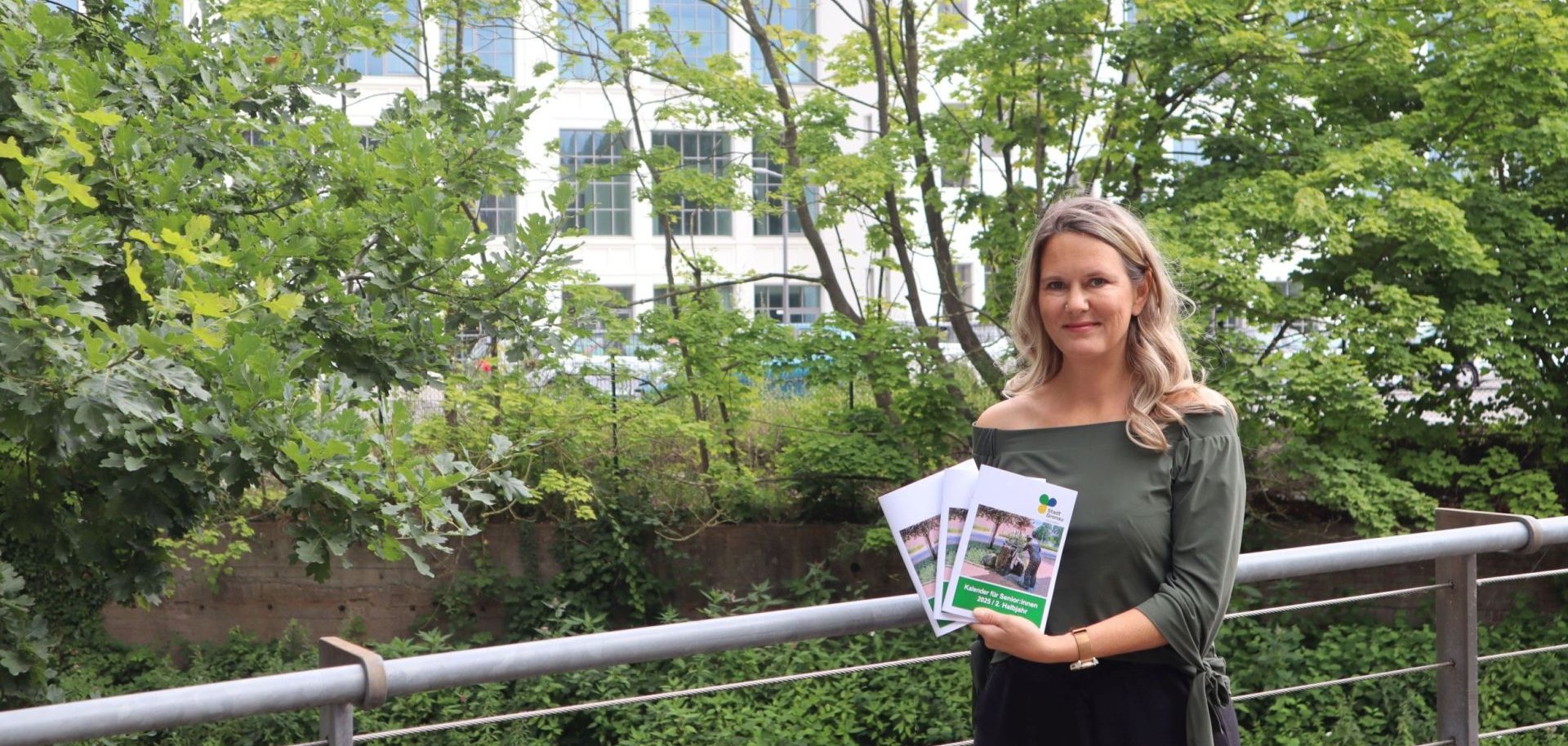 Altenhilfe-Koordinatorin Frau von Trümbach präsentiert den neuen Seniorenkalender Altenhilfe-Koordinatorin Frau von Trümbach präsentiert den neuen Seniorenkalender
