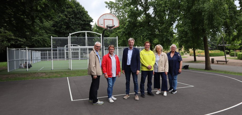 Verwaltungsvorstand und zuständige Mitarbeitende der Stadt Gronau vor Mulitfunktionsfeld auf dem LAGA-Gelände