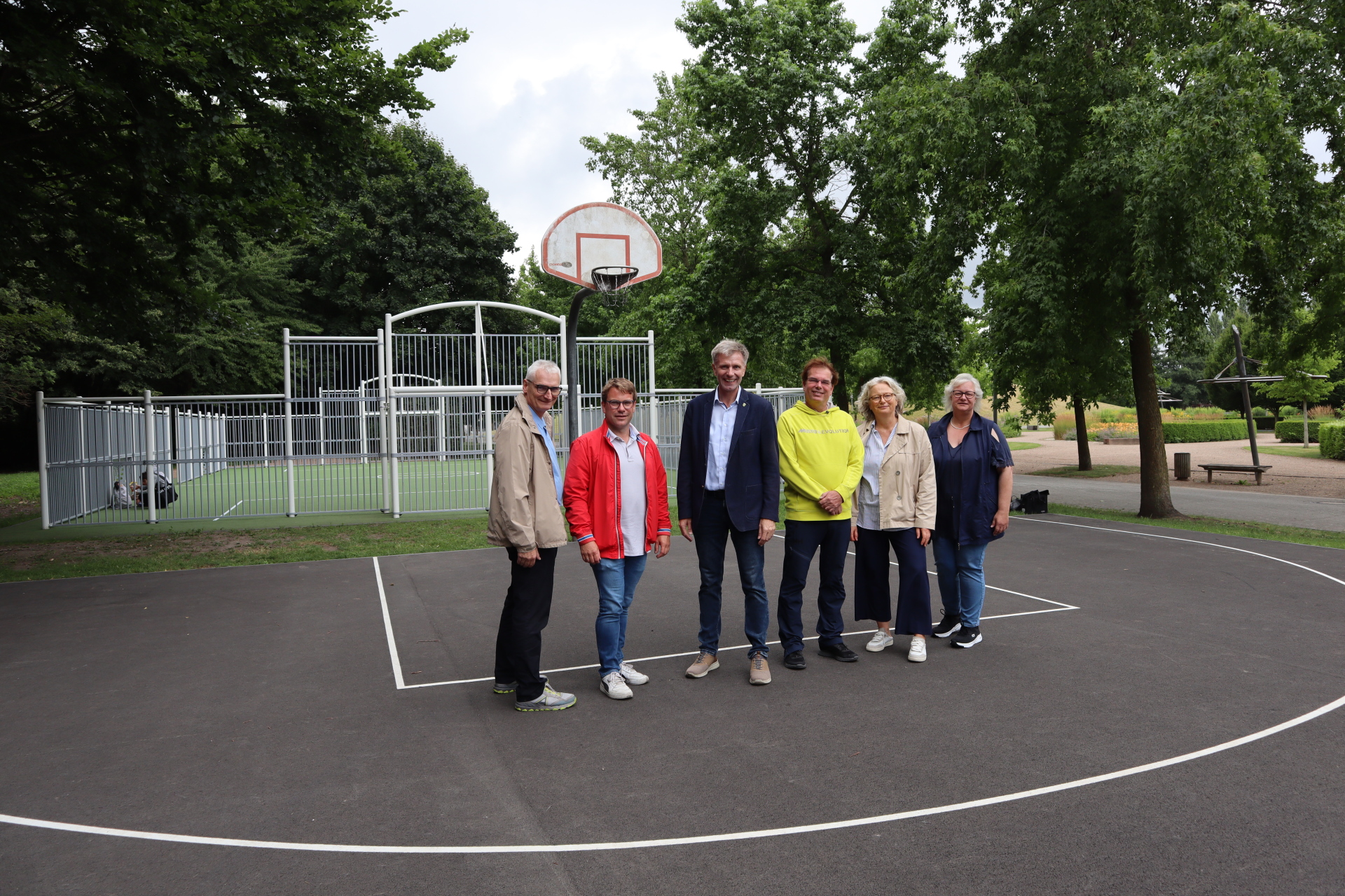 Verwaltungsvorstand und zuständige Mitarbeitende der Stadt Gronau vor Mulitfunktionsfeld auf dem LAGA-Gelände