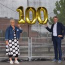 Erste Beigeordnete Christiane Schrader und Bürgermeister Rainer Doetkotte mit einer goldenen "100" auf einer Bühne Erste Beigeordnete Christiane Schrader und Bürgermeister Rainer Doetkotte mit einer goldenen "100" auf einer Bühne