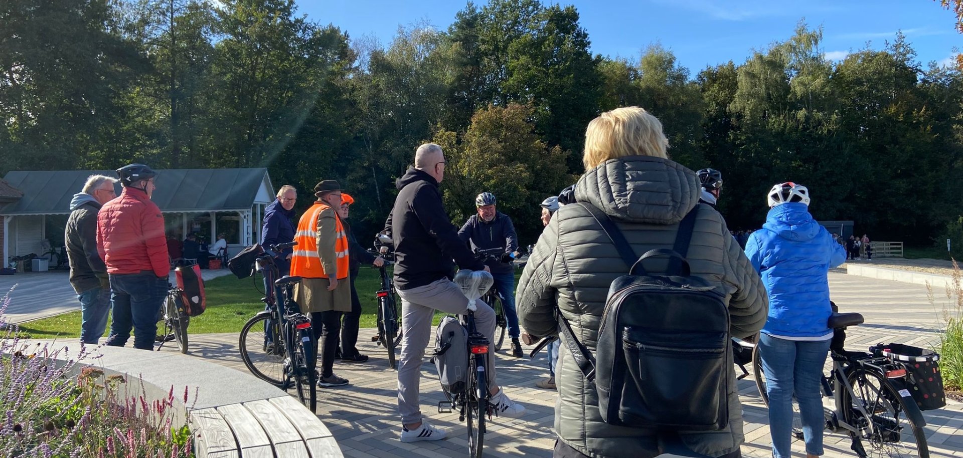 Tönne Speckmann mit der Gruppe am Dreiländersee während seiner geführten Radtour.