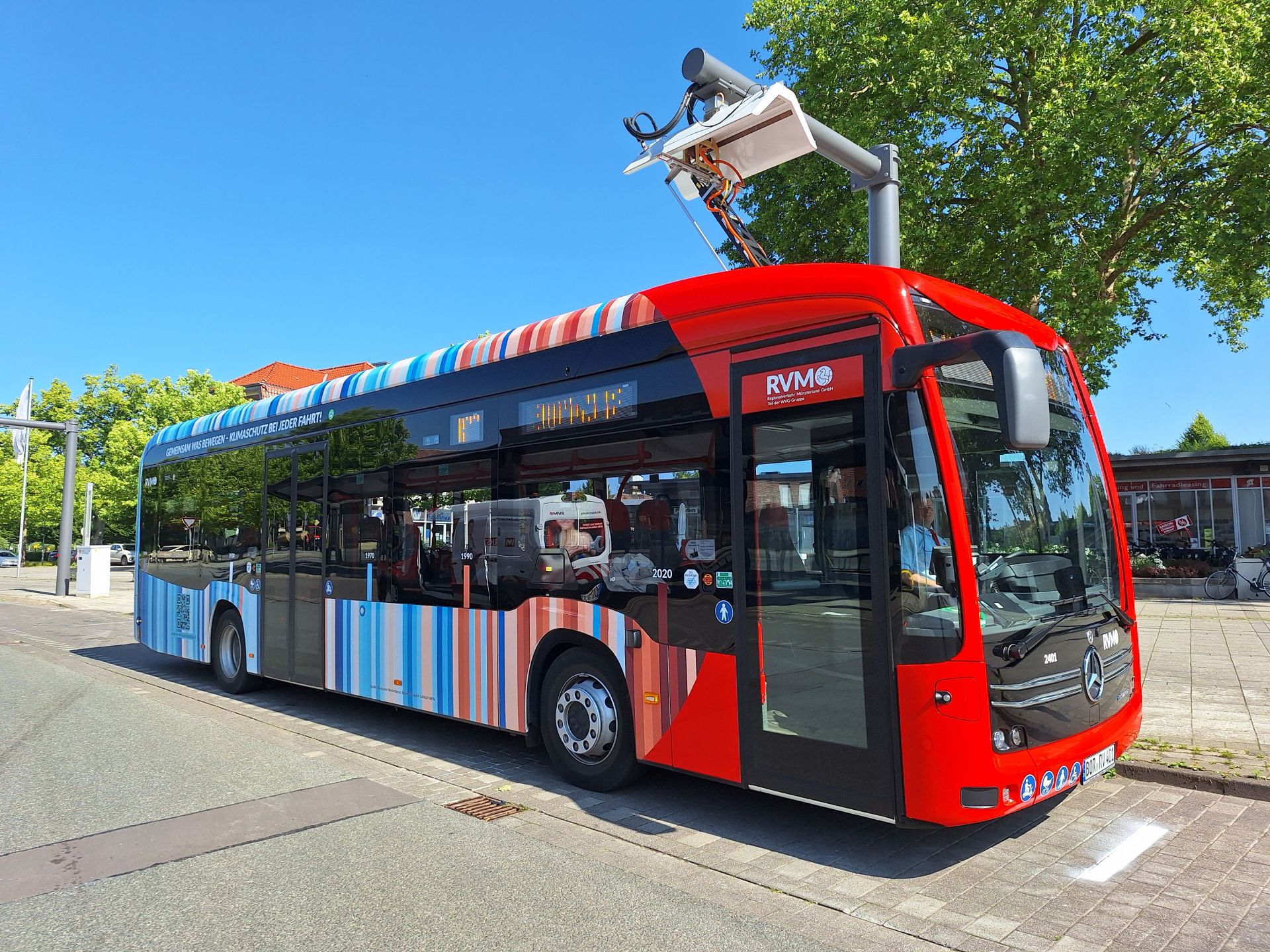 Elektrobus an einer Ladestation