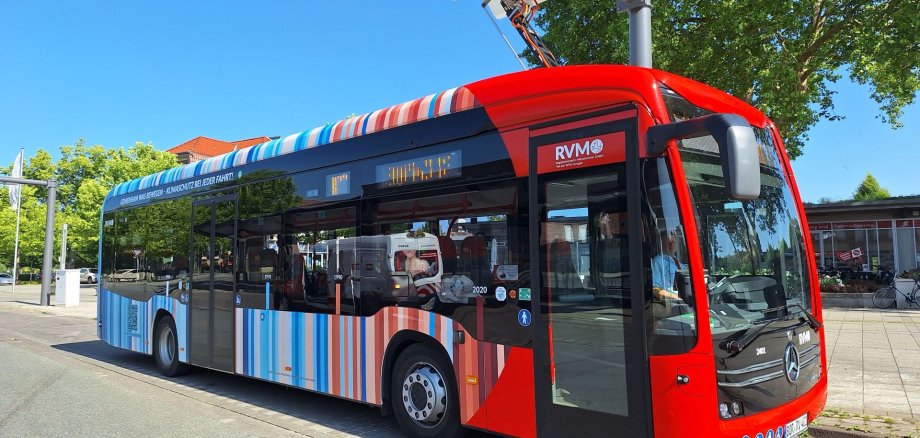 Elektrobus an einer Ladestation