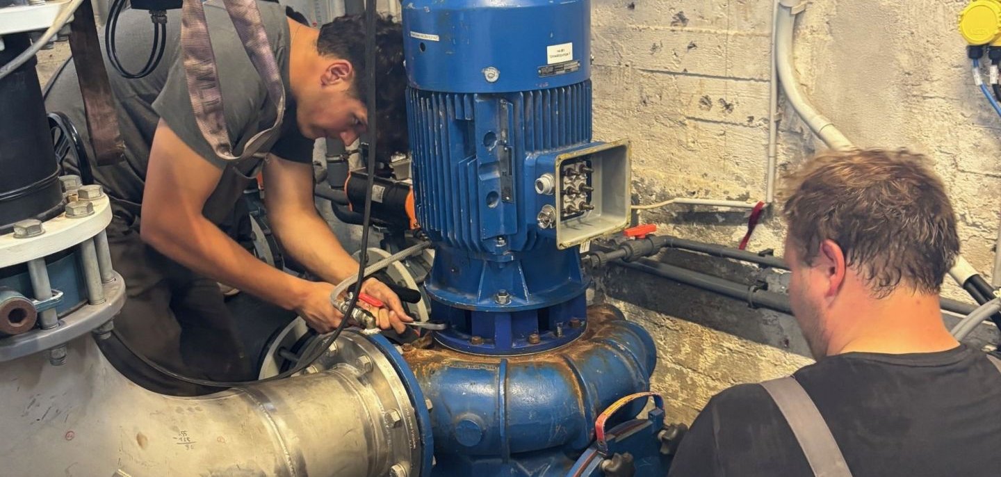 Das Bäderteam und Kollegen vom Abwasserwerk arbeiteten Hand in Hand, um die defekte Pumpe schnellstmöglich zu reparieren.