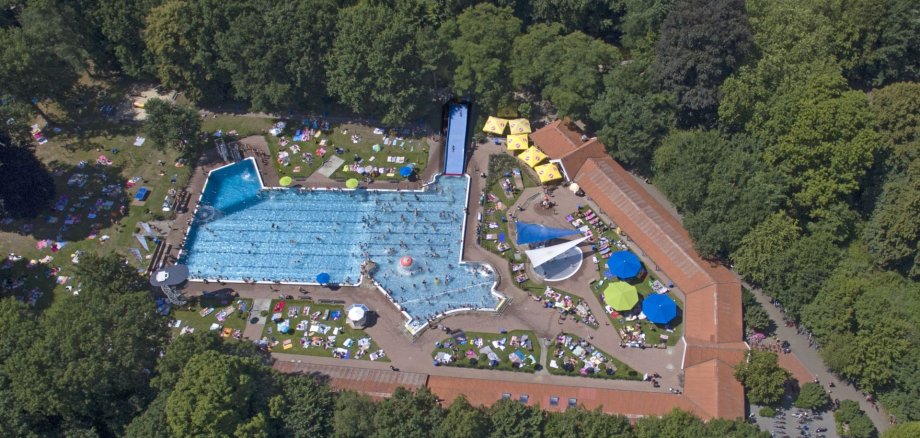 Luftaufnahme vom Freibad.