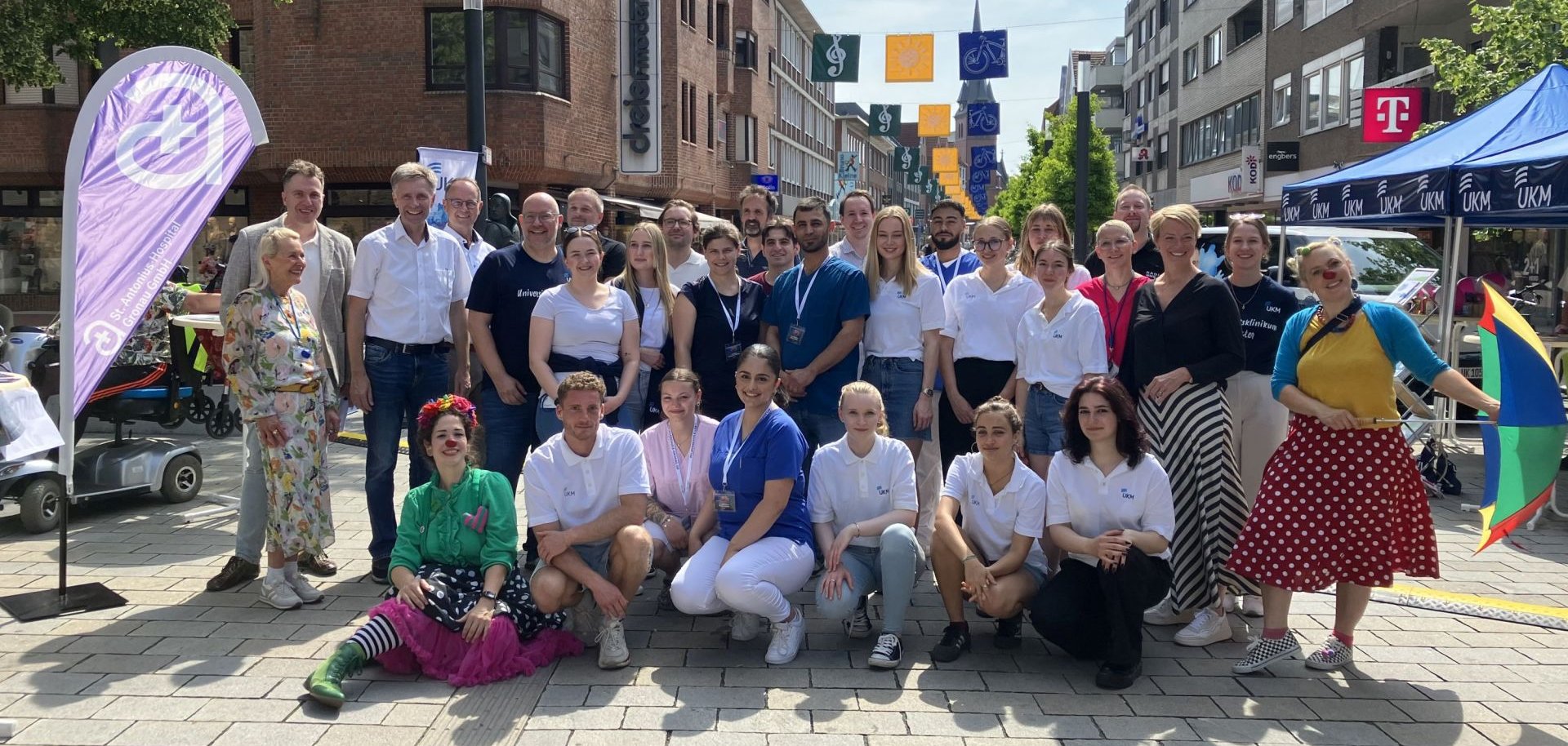 Das Team am Bühnen-Truck mit Bürgermeister Rainer Doetkotte.
